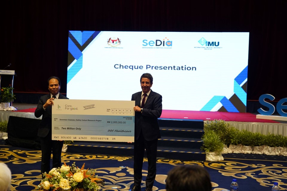IHH Malaysia presented a RM2million mock cheque at the launch of the longitudinal study on diabetes by the Ministry of Health and International Medical University